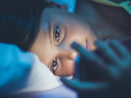 FOMO: Jde o skutečný důvod, proč telefony nedají dětem spát