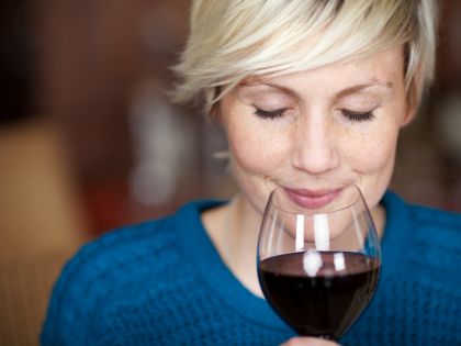 Alkoholem proti šedému zákalu: Jako prevence pomůže červené víno, tvrdí Britové