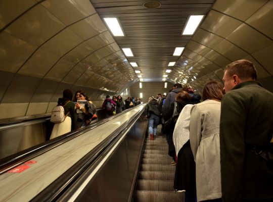 Běháte po eskalátorech v metru? Podle výzkumu tak zpomalujete ostatní cestující