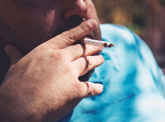 Kouřím a přejídám se: Jaký vliv má naše chování na lidi, které ani neznáme