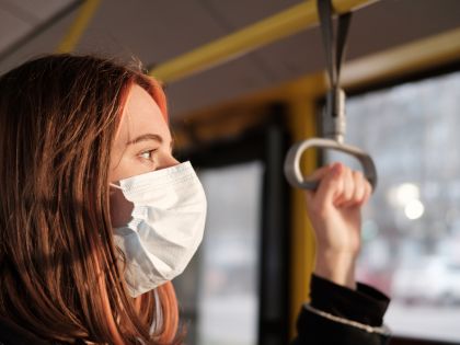 Přenosné jízdenky i tepelná čidla: Jak koronavirus mění veřejnou dopravu