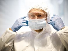 Lékaři z druhé linie k epidemii: Snad po "zdařilé operaci" nezemře demokratická společnost