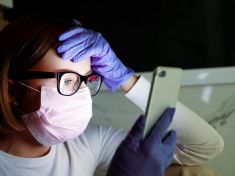 Je infodemie horší než pandemie? Kdy utneme fake news o covidu