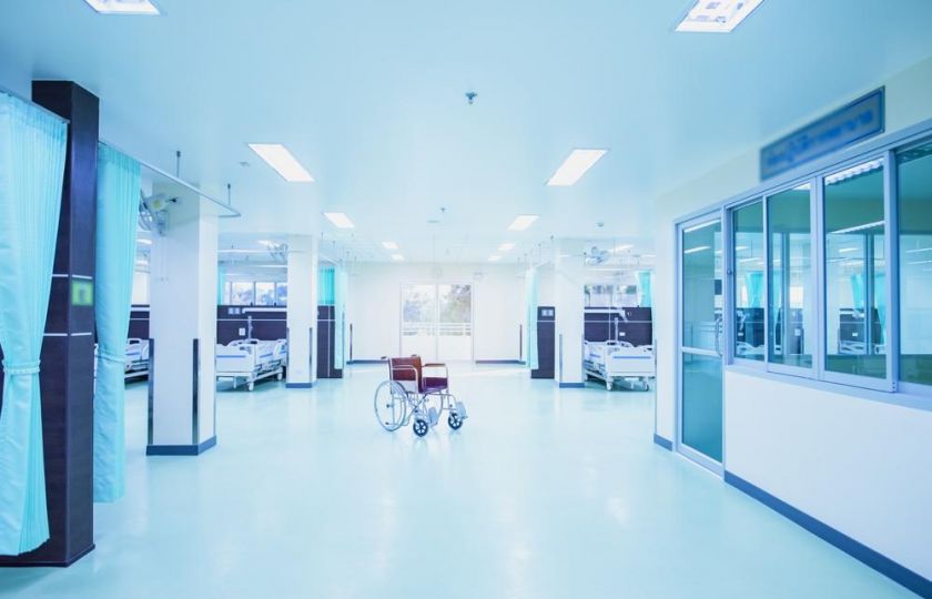 Koronaviroví popírači v Británii mají nový koníček: Videa z prázdných nemocnic