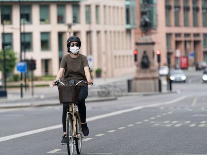 Obyvatelé západních měst chtějí udržet ovzduší z koronakrize. Tedy kromě Němců