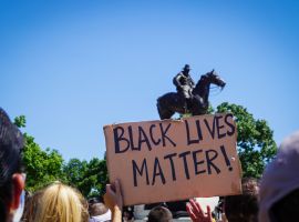 Téma týdne: S profesorkou historie z Harvardu o sochách, jež oslavují 
