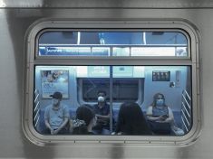 Kdy se konečně zbavíme roušek? Pravděpodobně příští rok, ale ne úplně