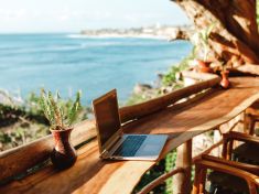 Pandemie podnítila digitální nomádství. Pracovali jsme z chaty i od moře