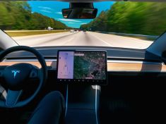 V automobilu Tesla se poprvé rodilo, o volant se staral autopilot
