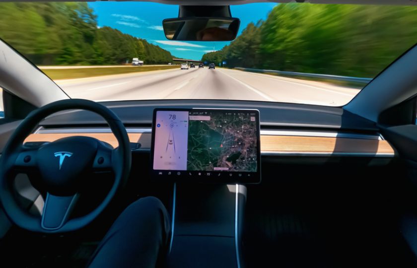V automobilu Tesla se poprvé rodilo, o volant se staral autopilot