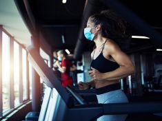 Italští kardiologové: Roušky nás ochrání i ve fitku, cvičení v nich je bezpečné