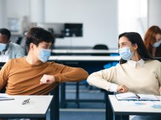 Americký výzkum: Roušky a větrání pomůžou ve školách víc než rozestupy