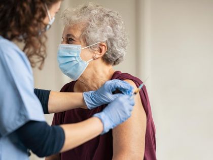 Čeští praktičtí lékaři své pacienty proti covidu očkovat chtějí. Stěžují si ale na byrokracii