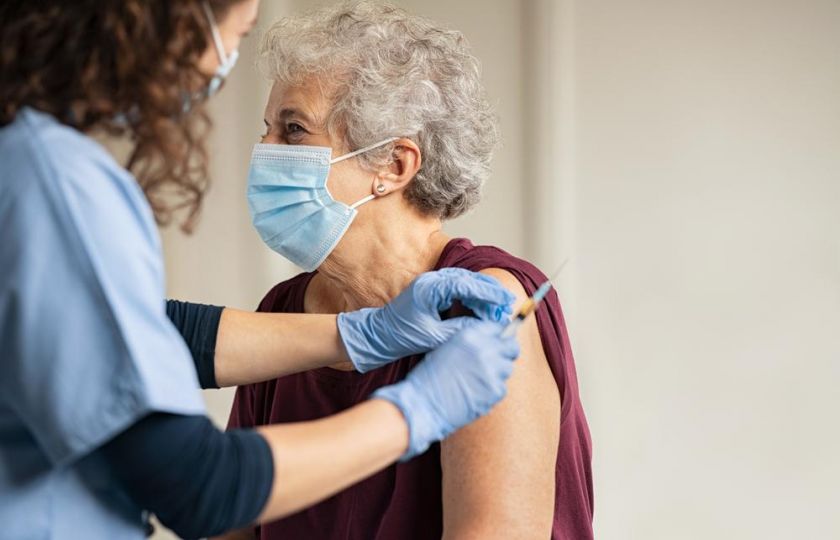 Čeští praktičtí lékaři své pacienty proti covidu očkovat chtějí. Stěžují si ale na byrokracii