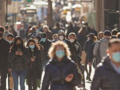 Jsou lidé, kteří budou roušky nosit dál. Ženám třeba slouží i jako hidžáb