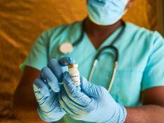 Lidé v chudých zemích by se očkovali rádi. Nemají čím. Bohaté země vakcíny vyhazují