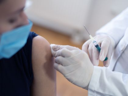 Posilovací dávka očkování proti covidu má nežádoucí účinky. Ne horší než ty po druhé dávce, ale má