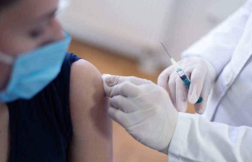 Posilovací dávka očkování proti covidu má nežádoucí účinky. Ne horší než ty po druhé dávce, ale má