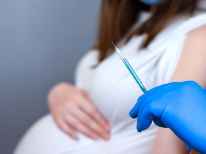 Těhotná dostala dvě různé covidové vakcíny. Co pak musela absolvovat?