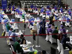 Kdo už ve světě porazil virus a kdo ho nezvládá? Server OZY na Česko naštěstí zapomněl