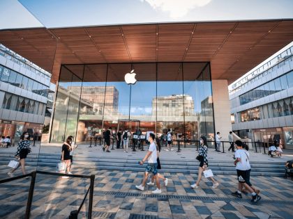 Světoví technologičtí giganti opouštějí Čínu. Zůstane jen Apple?