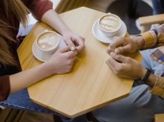 Potřebujete se vypovídat? Zkuste introverty, jsou to rození psychologové