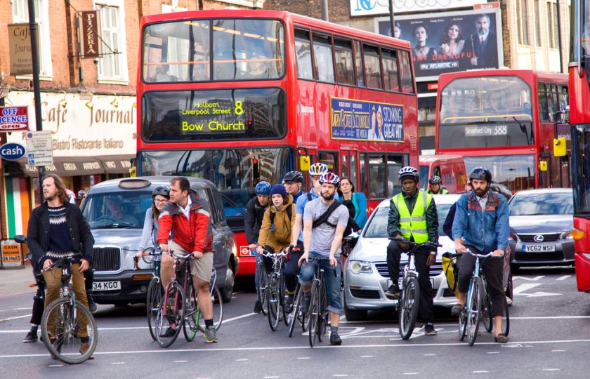Ulice Londýna čím dál víc zaplavují cyklisté. Pomáhá jim infrastruktura i komiks