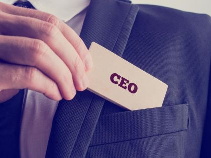Proč šéfové, kteří mají na vizitce CEO, vydělávají zrovna tolik, kolik vydělávají