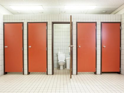 Kterou kabinku si vyberete na veřejných záchodcích? Pozor na tu prostřední