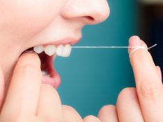 Budou nám růst třetí zuby? Vědci zkoumají revoluční terapii na fretkách