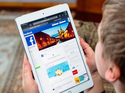 Facebook chce lákat na své produkty školáky. Má na to stovku lidí
