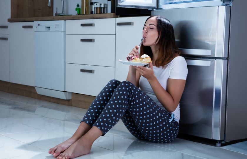 Často ponocujete? Neustálé doplňování energie má zásadní vliv na obezitu