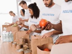 Čím to je, že nás altruisté tak často iritují? Buď jim závidíme úspěch, nebo jim nevěříme