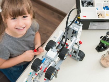 Lego odstraňuje ze stavebnic genderové stereotypy. S bagrem si mohou hrát i holky