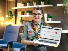 Mladá Polka zřídila účet fiktivní kosmetické firmě. Ženy tam hlásí domácí násilí