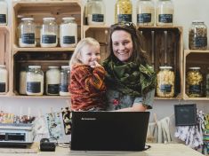 Jak si rodiče po narození Mel otevřeli bezobalový krámek