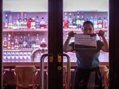 Doba koronavirová přinesla i novou verzi windows. Skončí v pondělí výdejní okénka?