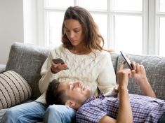 Šest způsobů, kterými sociální média ničí naše přátelství