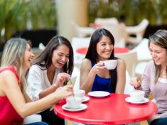 Skutečně jsou ženy upovídanější? Jen doma. Na veřejnosti víc mluví muži