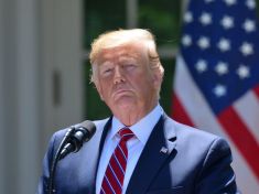 Polsko a Maďarsko Trumpovu porážku opláčou. Česko lavíruje s čepicí