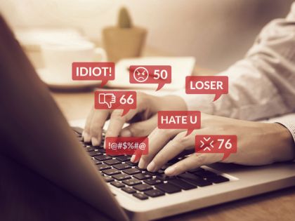Hejty v internetových diskuzích mohou obětem nenávisti nakonec i pomoct