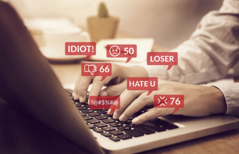 Hejty v internetových diskuzích mohou obětem nenávisti nakonec i pomoct