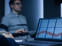 Umíte dobře lhát? Jak se vyvíjí a kam se vyvinula technologie detektoru lži