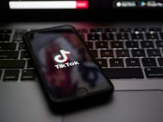 Dezinformace do 40 minut: TikTok směruje uživatele na fake news o Ukrajině
