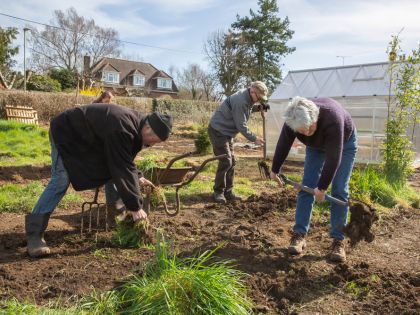 Boj proti změně klimatu: Britové vyměnili anglický trávník za nízkouhlíkové zahrady