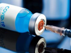 Tak vakcínu bychom už měli. Jak ji ale dostat k lidem a do lidí?