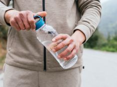 Jak dlouho vydržíme bez vody? Zedníkových 18 dní a tři fáze dehydratace