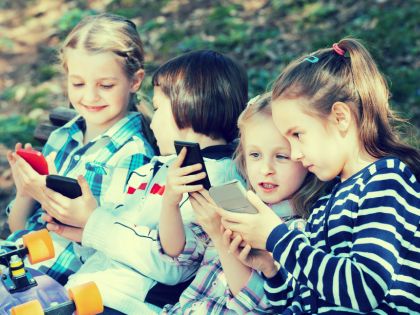 Řešení dilematu rodičů: V jakém věku má dítě dostat první chytrý telefon?