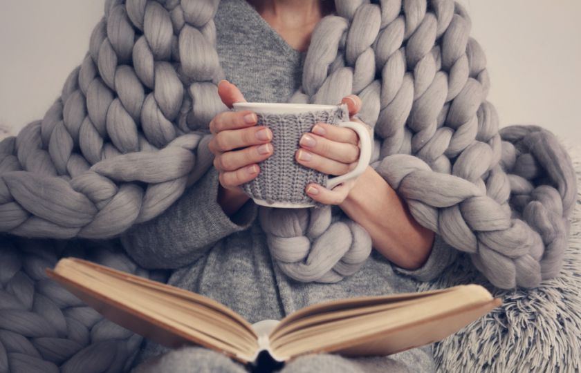 Pokud se potřebujete zbavit stresu a úzkosti, hoďte na sebe deku. Hodně těžkou