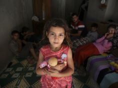 Lidé si instinktivně pomáhají, dokud ovšem nezapojí rozum